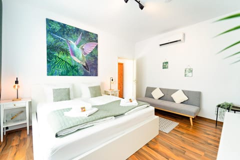 Bedroom, air conditioner