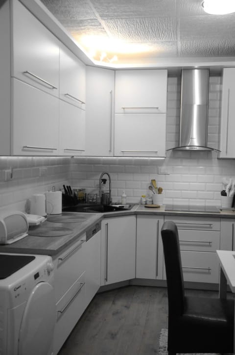 Kitchen or kitchenette, Seating area, stove