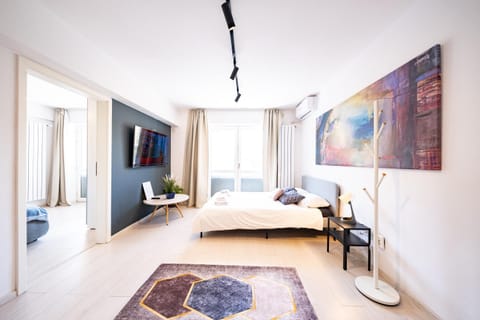 Bed, TV and multimedia, Living room, Photo of the whole room, Seating area, Bedroom