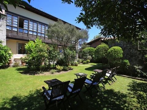 Property building, Patio, Facade/entrance, Natural landscape, Garden, Pets, Garden view
