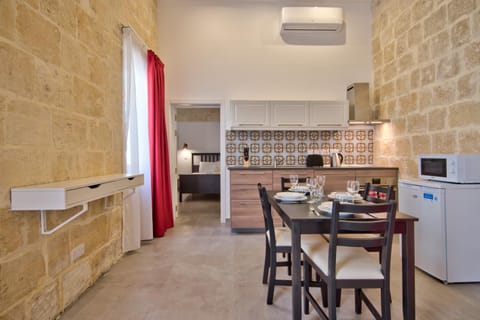 Kitchen or kitchenette, Dining area, pet friendly, air conditioner