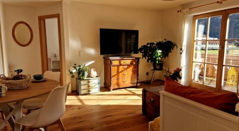 Communal lounge/ TV room, TV and multimedia, Living room, Seating area, Dining area, Evening entertainment