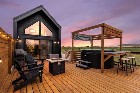 Modern Tiny Cabin, with Hot tub in Choteau MT Cabin in Idaho