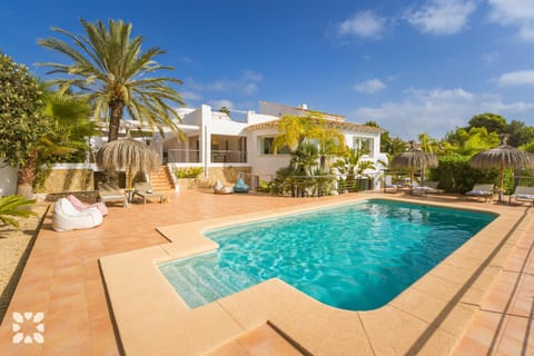 Property building, Day, Garden, Garden view, Pool view, Swimming pool, sunbed