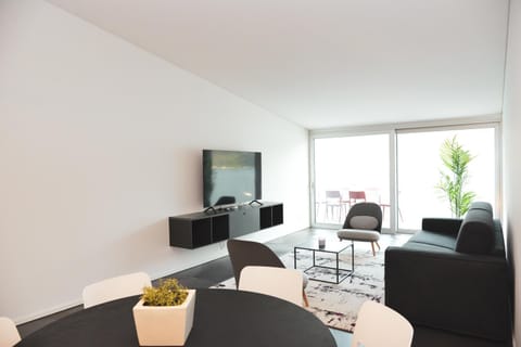 Restaurant/places to eat, TV and multimedia, Living room, Seating area