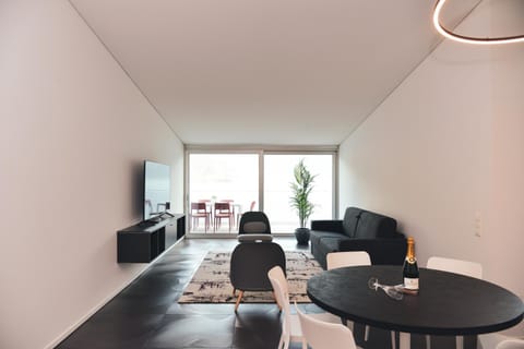 Restaurant/places to eat, TV and multimedia, Living room, Seating area