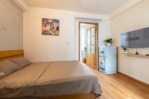 Bed, TV and multimedia, Photo of the whole room, Bedroom