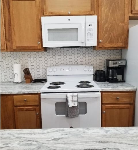 Coffee/tea facilities, Kitchen or kitchenette, minibar, pet friendly, stove, toaster