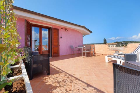 Property building, Day, Balcony/Terrace, Dining area