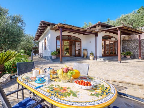 Property building, Facade/entrance, Dining area, Garden view