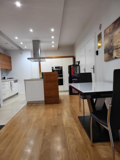 Kitchen or kitchenette, Dining area, minibar, pet friendly, stove