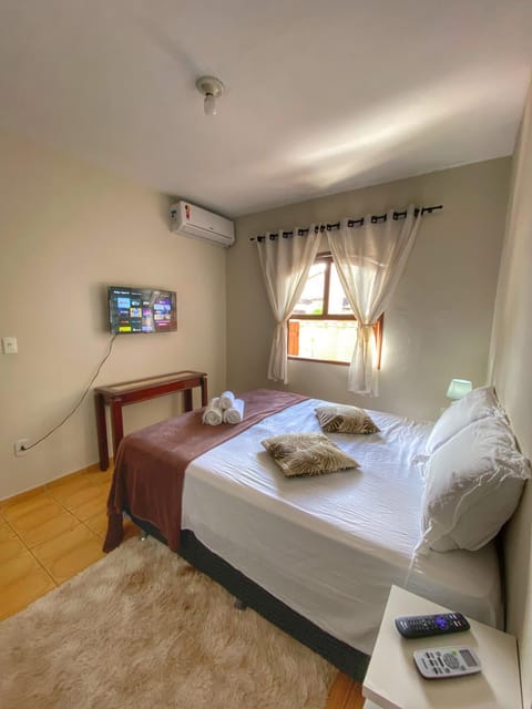 Bed, TV and multimedia, Photo of the whole room, Bedroom, towels
