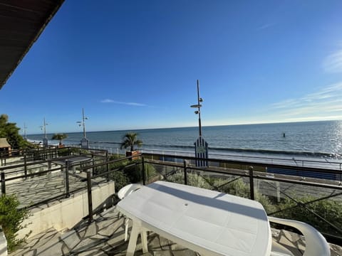 Appartement Duplex en Front de Mer avec Terrasse – Accès Direct Plage – 2 Chambres + Cabine - FR-1-361-456 Cabin in Saint-Pair-sur-Mer