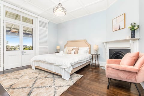 Bed, Photo of the whole room, Seating area, Bedroom
