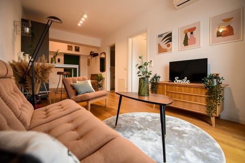 TV and multimedia, Living room, Seating area, air conditioner