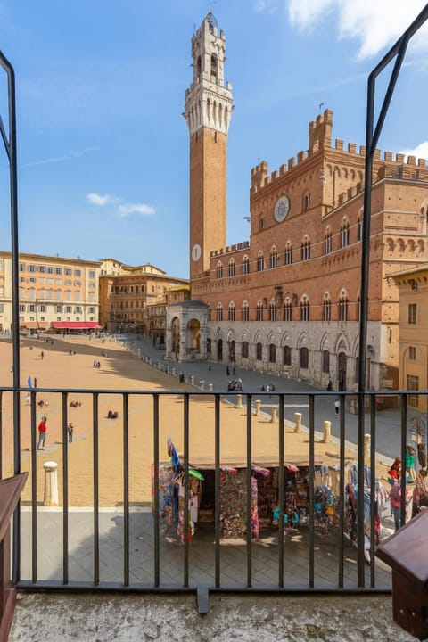 The Balcony Suite - Piazza del Campo Apartment in Siena