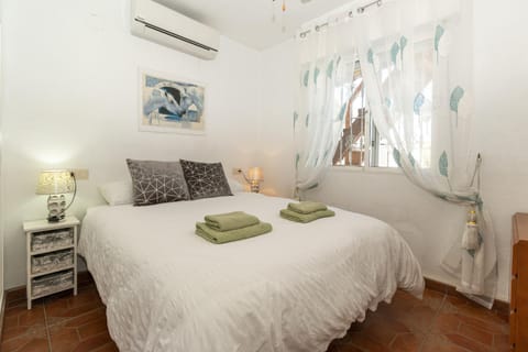 Bed, Bedroom, towels, air conditioner