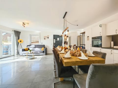 Kitchen or kitchenette, Living room, Seating area, Dining area