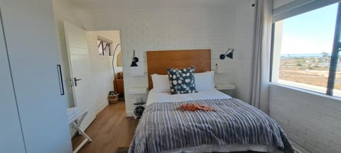 Bed, View (from property/room), View (from property/room), Photo of the whole room, Bedroom, Sea view, Sea view, towels, wardrobe