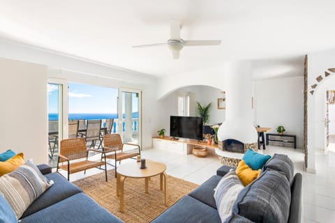 TV and multimedia, View (from property/room), Balcony/Terrace, Living room, Seating area, Sea view, Sea view, fireplace, flat iron