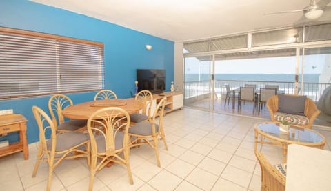 Communal lounge/ TV room, TV and multimedia, Living room, Seating area, Dining area, Evening entertainment