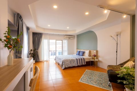 Bed, TV and multimedia, Living room, Photo of the whole room, Seating area, Bedroom