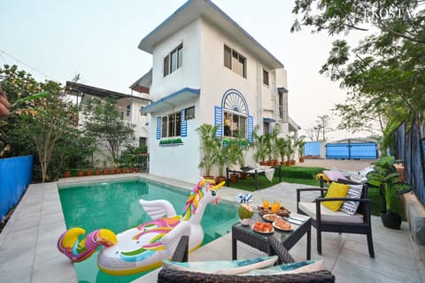 Property building, Patio, Day, Garden, Living room, Seating area, Garden view, Pool view, Swimming pool, Swimming pool, Swimming pool, sunbed