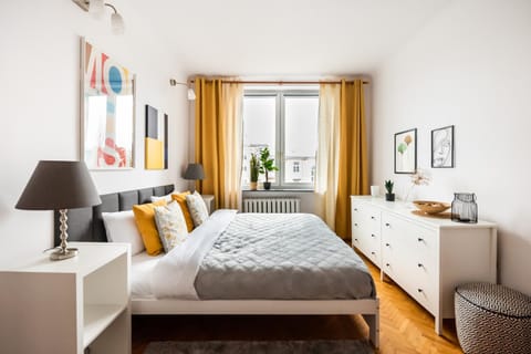 Bed, Photo of the whole room, Seating area, Bedroom, hair dresser