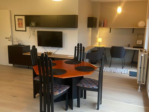 TV and multimedia, Living room, Seating area, Dining area