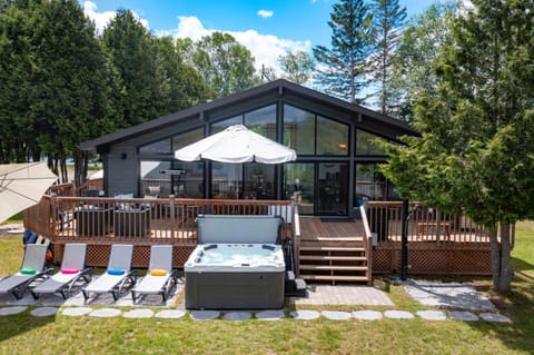 Property building, Hot Tub, Balcony/Terrace, sunbed