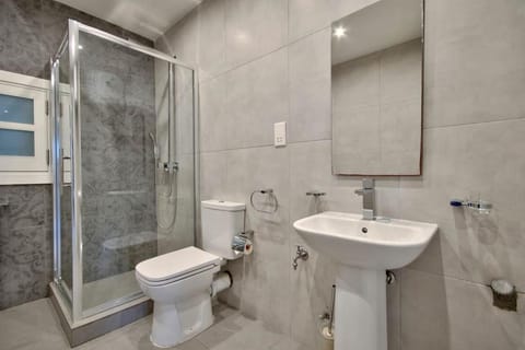 Shower, Toilet, towels