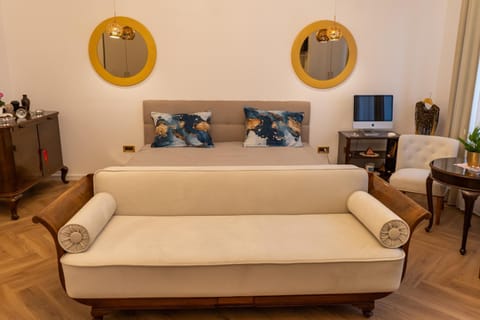 Bed, TV and multimedia, Living room, Seating area