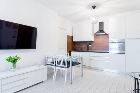 TV and multimedia, Kitchen or kitchenette, Dining area, oven, stove