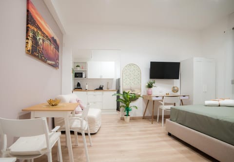 Bed, TV and multimedia, Kitchen or kitchenette, Living room, Photo of the whole room, Seating area, Dining area, Bedroom, minibar