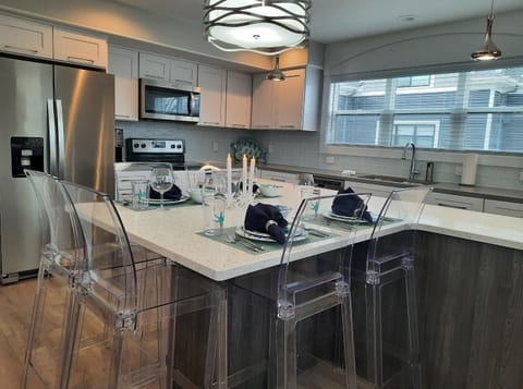 Kitchen or kitchenette, Dining area, dishwasher, minibar, pet friendly, stove