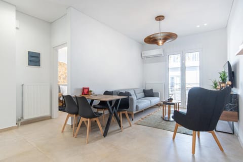 TV and multimedia, Living room, Seating area, Dining area, air conditioner