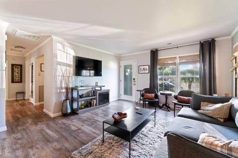 Communal lounge/ TV room, TV and multimedia, Living room, Seating area, Evening entertainment