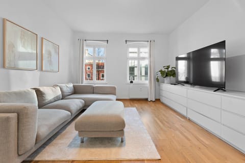 Communal lounge/ TV room, TV and multimedia, Living room, Seating area, Evening entertainment