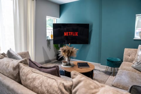 Communal lounge/ TV room, TV and multimedia, Seating area