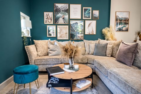 Communal lounge/ TV room, Spring, Day, Night, TV and multimedia, Living room, Seating area, Evening entertainment, Evening entertainment