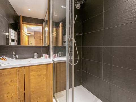 Appartement haut de gamme avec terrasse et accès skis aux pieds à Val-d'Isère - FR-1-694-206 Apartment in Val dIsere