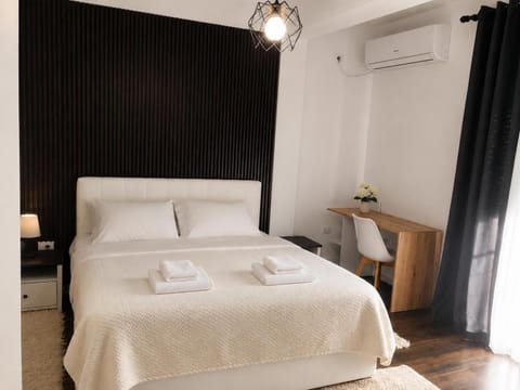 Bed, Coffee/tea facilities, Bedroom, towels, air conditioner