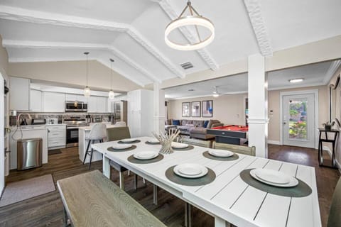 NEW Heated Salt Pool & Spa on Waterfront Canal House in Town N Country