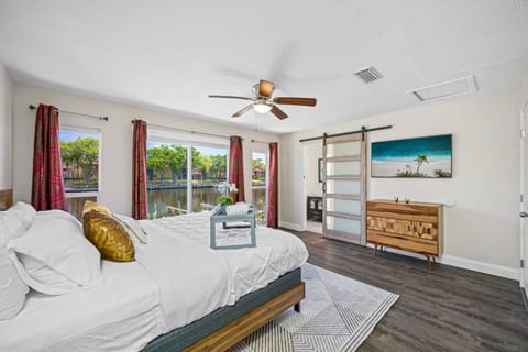 NEW Heated Salt Pool & Spa on Waterfront Canal House in Town N Country