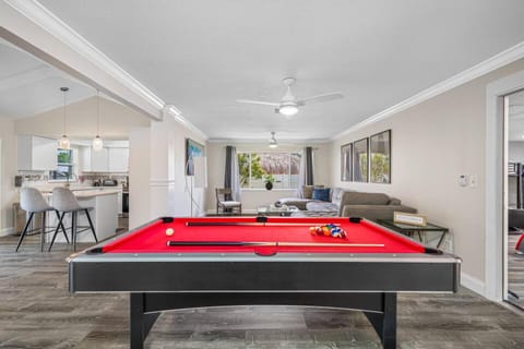 NEW Heated Salt Pool & Spa on Waterfront Canal House in Town N Country