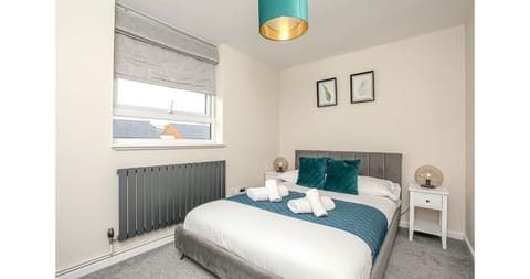 Bed, Bedroom, internet, towels