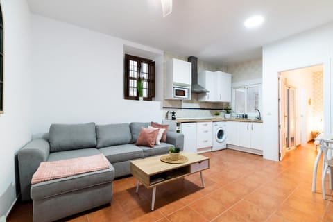 Kitchen or kitchenette, Living room, Seating area, Dining area, minibar, stove