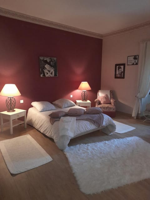 Photo of the whole room, Bedroom, towels