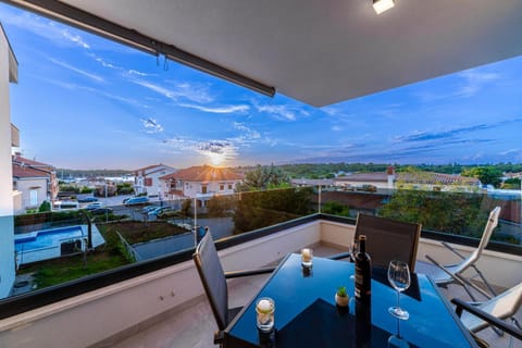 Day, Natural landscape, View (from property/room), Balcony/Terrace, Seating area, Dining area, Sea view