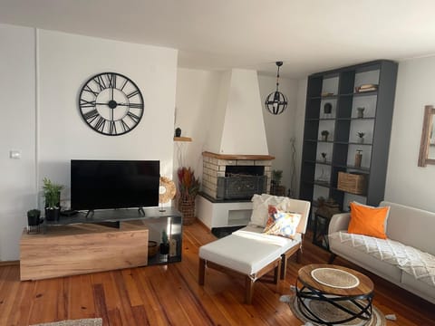 TV and multimedia, Living room, Seating area, Evening entertainment, flat iron